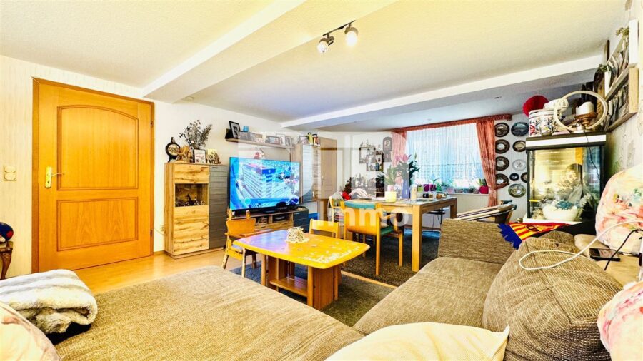 Charmantes Raumwunder in Birkenfelde: Historisches Fachwerk trifft auf solide Moderne - Hochparterre Wohnzimmer / Esszimmer